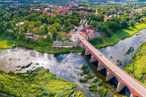 Vanuit Riga: Kuldiga UNESCO, waterval & wijn dagtrip