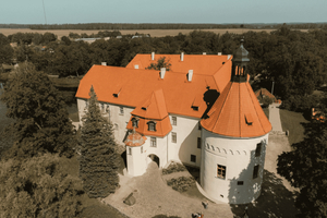 Kasteel Jaunpils: rondleiding met middeleeuws feest en kostuums