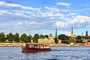 Riga: grachten- en rivierrondvaart met transfer naar de oude stad en drankje