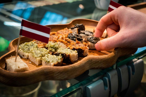 Riga: Central Market Traditional Food Tour in a Small Group