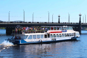 Riga: Daugava River Cruise with Bar and Wi-Fi