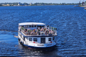 Riga: privéboottocht van 3 uur op een rivierboot