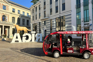 Riga: Private Old Town E-Bus Tour with Audio Guide