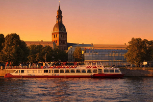 Riga: boottocht van 1 uur bij zonsondergang met bar en wifi