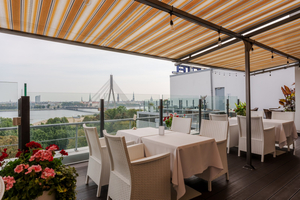 RIH Terrace bar/restaurant