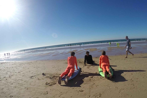 Lissabon: 2-timmars grupplektion i surfing vid Carcavelos