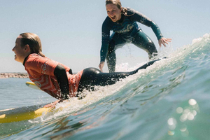 Lissabon: Surflektion i Costa da Caparica med lunch och foton