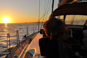 Lissabon: 2 uur durende zeiltocht bij zonsondergang op een luxe zeiljacht
