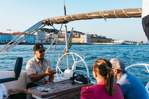 Daytime/Sunset/Night City Sailboat Tour with Drink