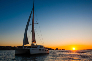 Sunset Cruise With Drinks on Spacious Yacht