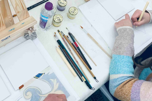 Paint your tile and create your unique piece in an art gallery in Lisbon