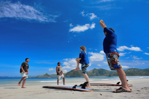 Surfles voor beginners in Lombok met strand en zonsondergang