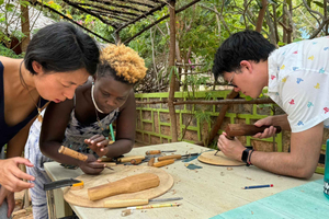 Beginner Swahili Woodcarving Classes with Woman Woodcarver