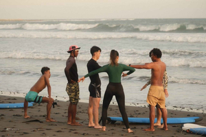 Canggu: grupowa lekcja surfingu dla początkujących