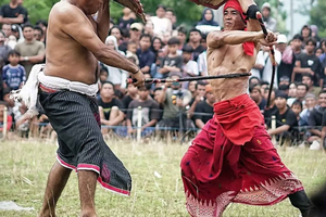 Ontdek het unieke stokvechtritueel van Lombok