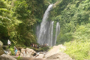 Dall'isola di Gili: tour delle cascate e del villaggio tradizionale
