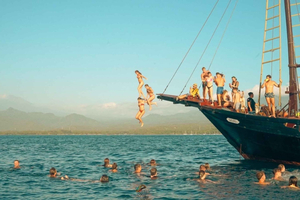 Îles Gili : croisière festive avec DJ, arrêts baignade et coucher du soleil