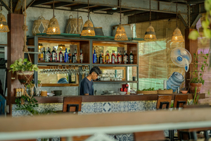 Bubbles Bar & Restaurant