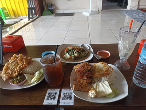 Food Table Dan Es Puyeng