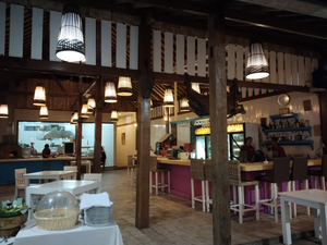 Zipp Bar Restaurant & Bungalows