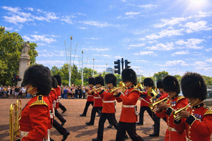 Changing of the Guard walking tour at Buckingham Palace