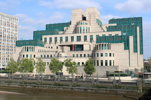 London: James Bond Small Group Mini Coach Tour