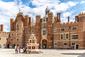 Skip-the-line Hampton Court Palace from London by Car