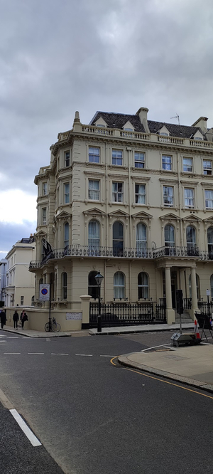 Kensington Gardens Hotel, Sonder