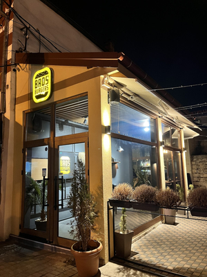 Bros' Burgers & Bar