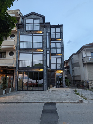 Pier 82 Apartments