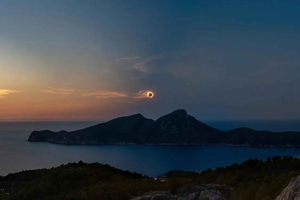tour om de totale zonsverduistering bij zonsopgang te zien