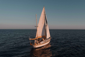 Funchal: Privater Segelausflug bei Sonnenuntergang auf einer klassischen Yacht