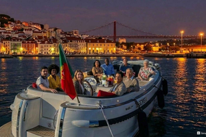 Lissabon: Lyxig båttur på kvällen med drinkar och pizza