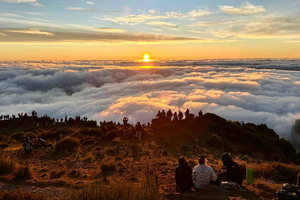 Madeira: Zonsopgangwandeling Transfer naar Pico do Arieiro (PR1)