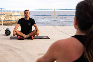 Esperienza di fitness all'aperto in riva all'oceano