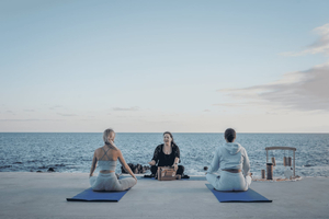 Bagno privato di yoga e suoni in riva all'oceano
