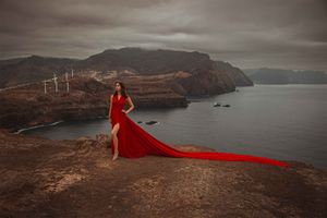 Fotoshoot med rød flyvende kjole og dronevideo på Madeira