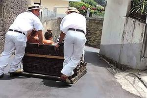 Passeio de tobogã e degustação de vinho da Madeira