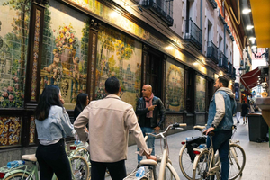 Madrid by Night:Vintage Bike Highlights Tour in Small Groups