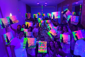 Madrid: Wine Gogh Glow Academy Paint and Sip Classes