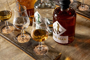 tour por la destilería de whisky y cata de 5 bebidas espirituosas