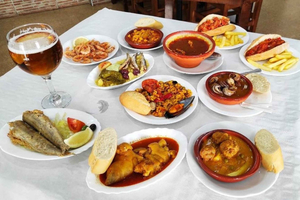 Málaga: 2-Hour Tuk Tuk Tour with Tapas or Wine Tasting Stop