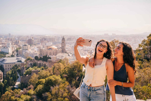 Málaga: panoramische sightseeingtour met een tuktuk van de bergen naar de zee
