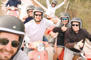 Málaga: tour prémium en Vespa – mar, acantilados y pueblo blanco