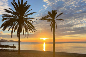 Málaga: E-Bike-Tour bei Sonnenuntergang mit Tapas, Süßwein und Küstenblick