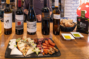 Málaga: Tasting of 6 Malaga wines with pairings at the Port of Málaga