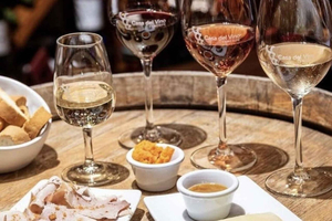 Málaga: Wine Tasting & Tapas with 4 Local Wines