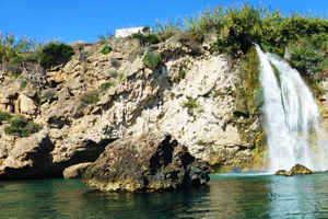 Miet dir ein Boot in Málaga. Entdecke die Wasserfälle von Maro und die Klippen.