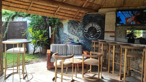 Cousin Vinny's Bar(pa mthunzi)