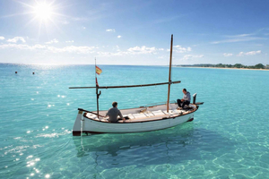 Alcudia: Private Boat Tour with Underwater Camera & Traditional Food